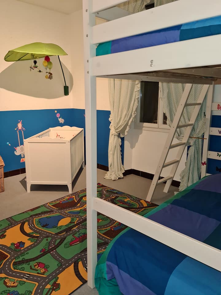 两张婴儿床中的一间儿童房