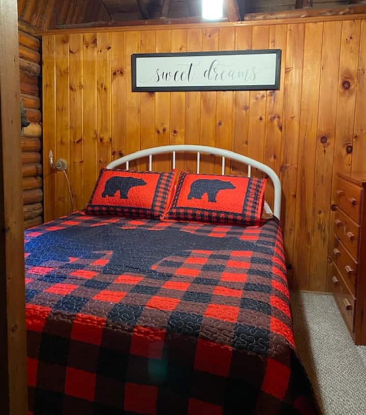 Menšia manželská posteľ v hlavnej spálni.
Táto spálňa sa nachádza v blízkosti kúpeľne - v spálňach nie sú žiadne dvere, ale je tam zatiahnutý záves. 