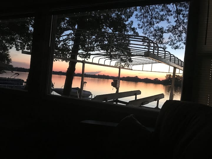 Cheerful lakefront cottage on Morrison Lake Cabins for Rent in