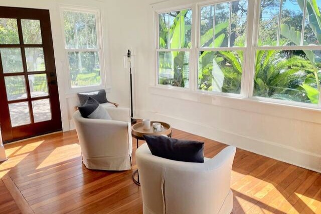 Vychutnajte si rannú kávu v slnečnej miestnosti