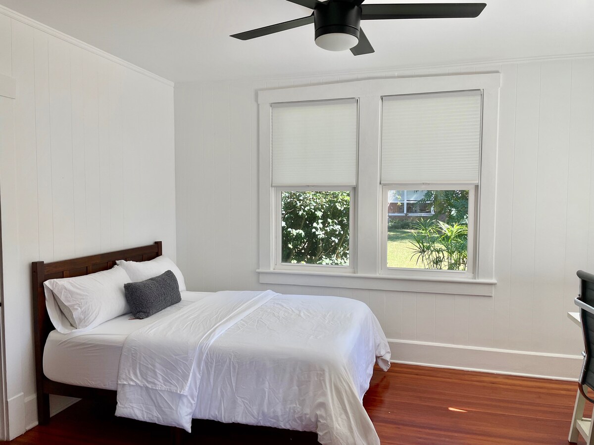 Posteľ v plnej veľkosti a kancelárske priestory 