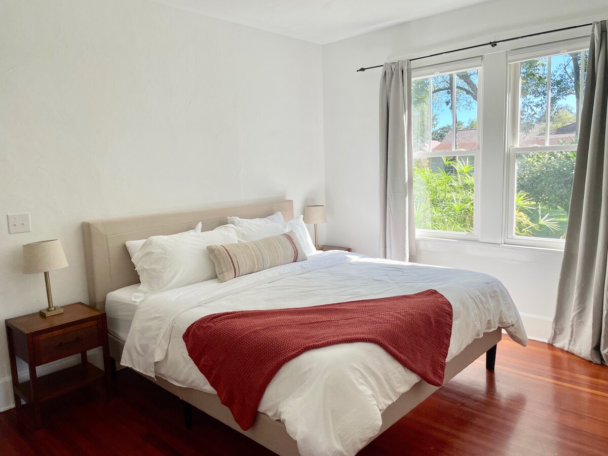 Spálňa veľkosti King s zatemňovacími odtieňmi