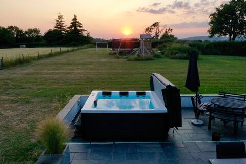 Modern 6-Bed Countryside Stay