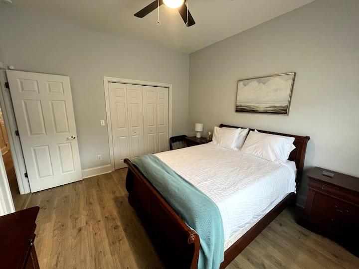 Двойна спалня на долния етаж. Разполага със самостоятелен санитарен възел с двойна тоалетна и голям душ. 