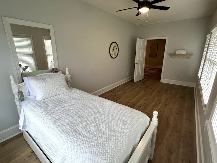 Спалня с 1 единично легло на горния етаж с легло тип ролка/малко легло. Входът е през основния апартамент. Няма отделен вход от коридора на горния етаж. 