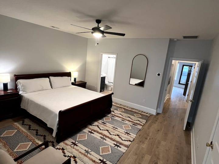 Основна спалня на горния етаж. Голяма стая със самостоятелна баня и душ кабина. Минавахте през тази стая от коридора, за да получите достъп до спалнята с леглото на колелца. 