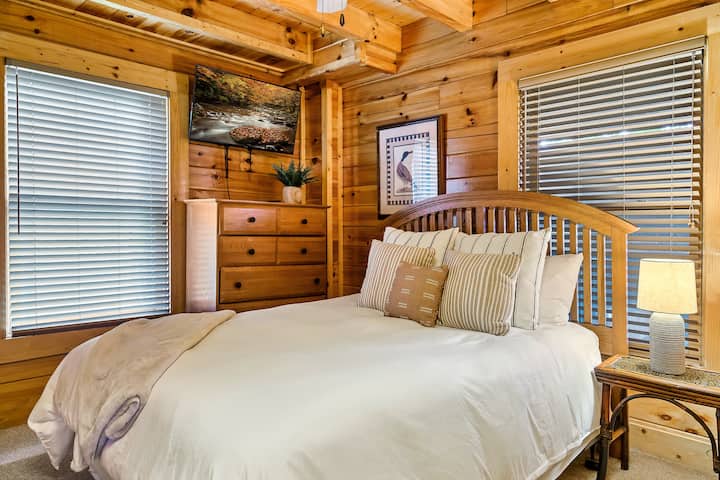 Queen Bedroom Maine Floor with Smart TV