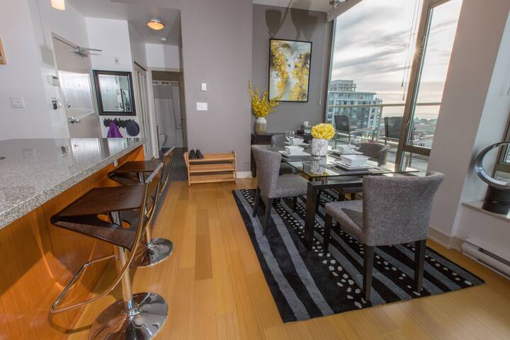 Downtown Sub-Penthouse 2Bed/2Bath with Ocean View! gallery image 3
