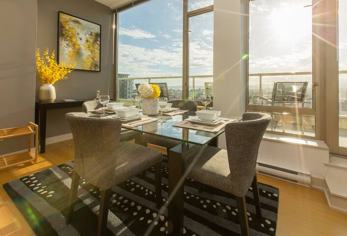 Downtown Sub-Penthouse 2Bed/2Bath with Ocean View! gallery image 2