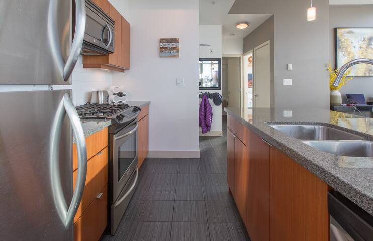 Downtown Sub-Penthouse 2Bed/2Bath with Ocean View! gallery image 5