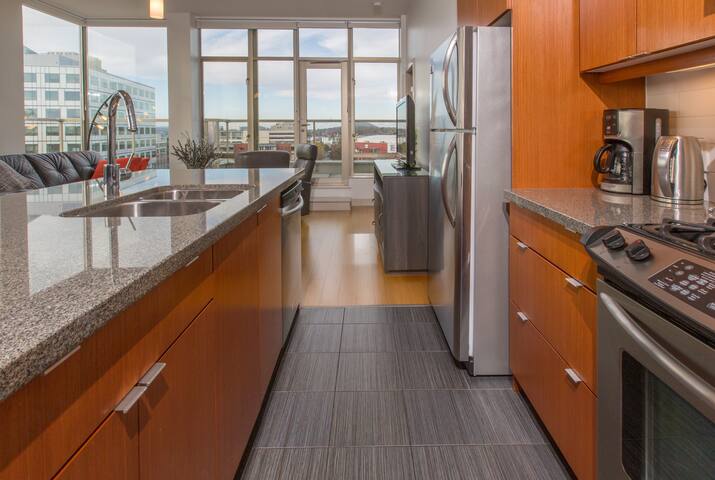 Downtown Sub-Penthouse 2Bed/2Bath with Ocean View! gallery image 4