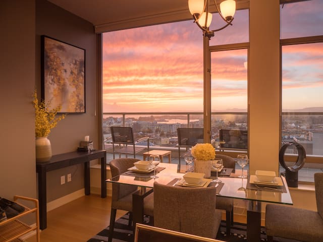 Downtown Sub-Penthouse 2Bed/2Bath with Ocean View!