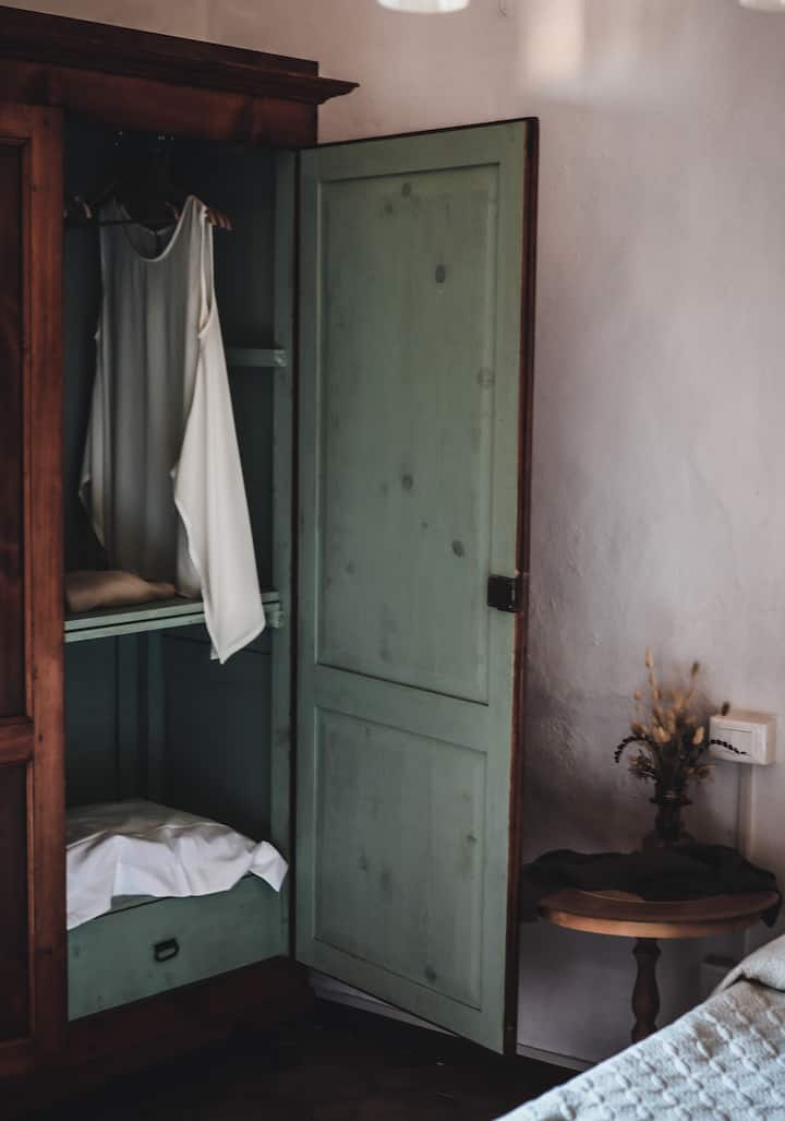 კამერა C: armadio vintage tuscany style