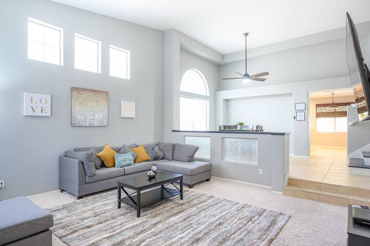 Luxurious Pool Home mins from Las Vegas Strip gallery image 4