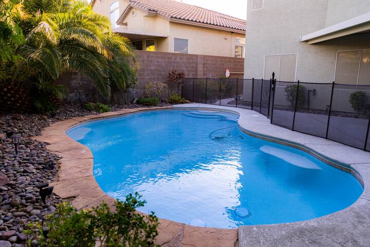 Luxurious Pool Home mins from Las Vegas Strip gallery image 2