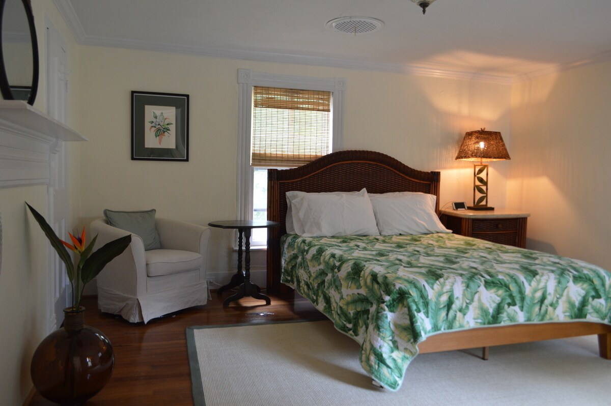 На горниот кат од оваа спална соба, со брачен кревет (широк 150-179 см), е тивка и удобна