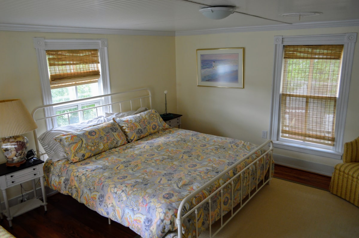 Оваа тивка спална соба на горниот кат има брачен кревет (широк 150-179 см) и има поглед кон водата. Има мало креветче што може да се изнесе за дете ако е потребно. 