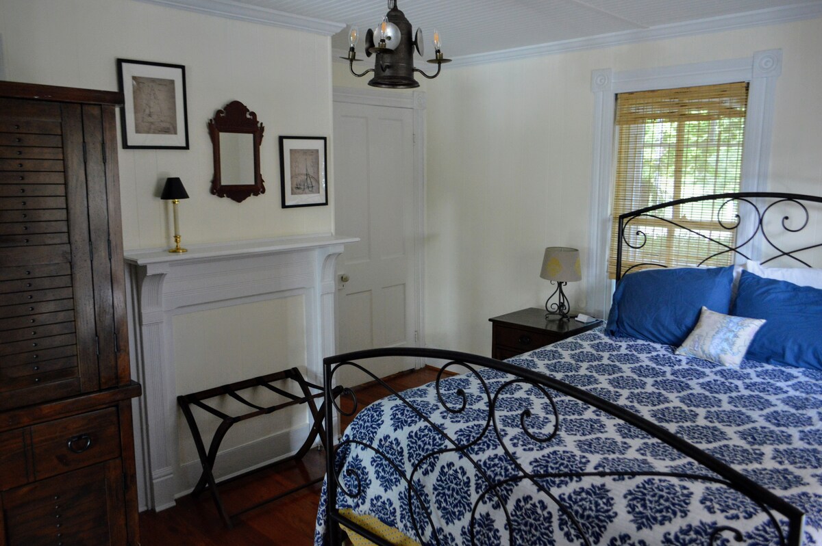 Спалната соба на првиот кат има брачен кревет (широк 150-179 см) и близина до бањата бр. 1.