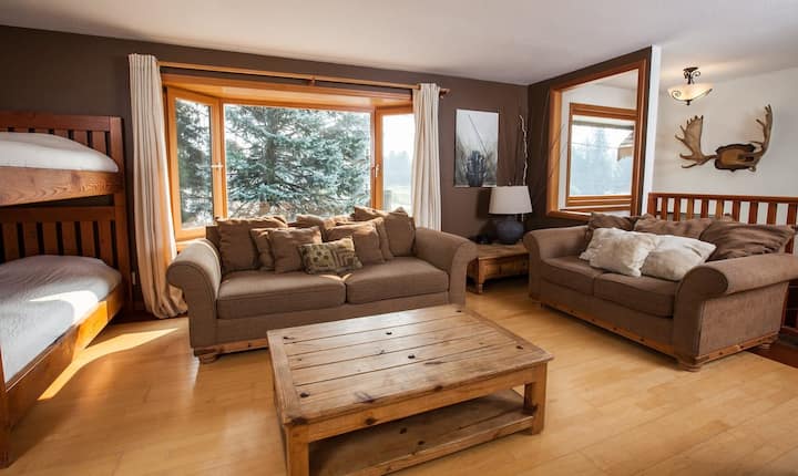 Full House, Sleeps 16, 2 Hot Tubs, 3 Bath, - Revelstoke