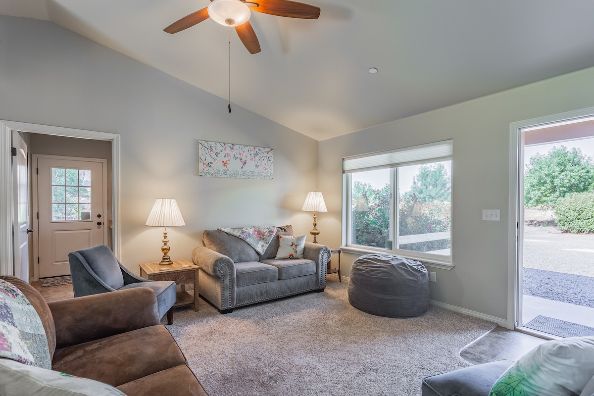Top Airbnb: Hummingbird Cottage, near Kings Canyon Nat'l Park in Squaw Valley