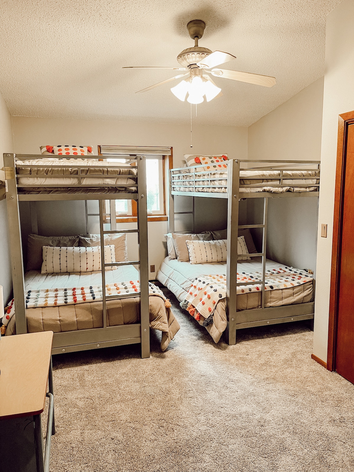 Soba na kat: Dva dvokrevetna, 3 dvokrevetna, ormar + komoda, mali TV + Blu-Ray player.