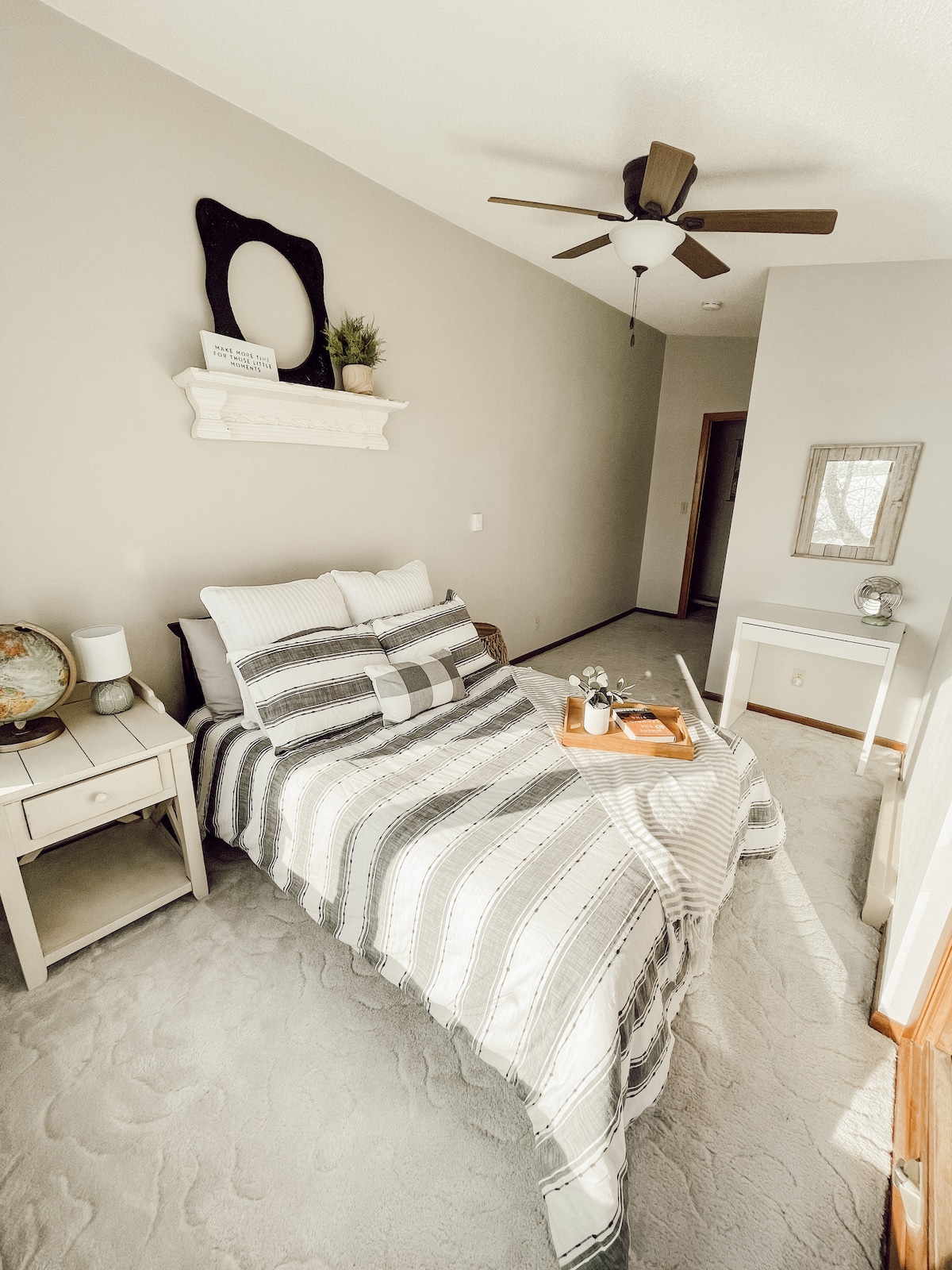 Soba s pogledom na jezero: bračni krevet, mali radni stol, zadivljujući pogled na jezero kroz prozore koji se protežu od zida do zida. 