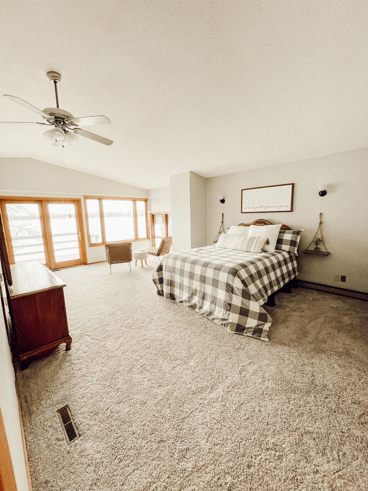 Glavni apartman: bračni krevet, komoda, prostor za sjedenje, klizna vrata na balkon i kupaonica s WC-om. 