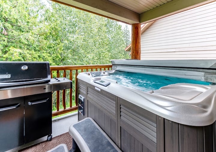 Gr8 @ 8! - private hot tub, ski in, 3 bdrm, bbq