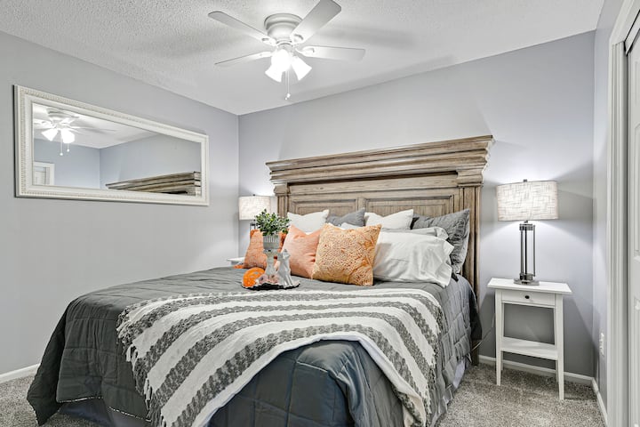 חדר שינה לאורחים מרוהט במזרן יוקרתי של מיטת קינג סייז