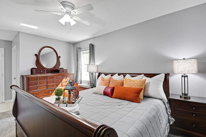 חדר שינה ראשי עם מזרן קינג חלומי יוקרתי ואמבטיה צמודה