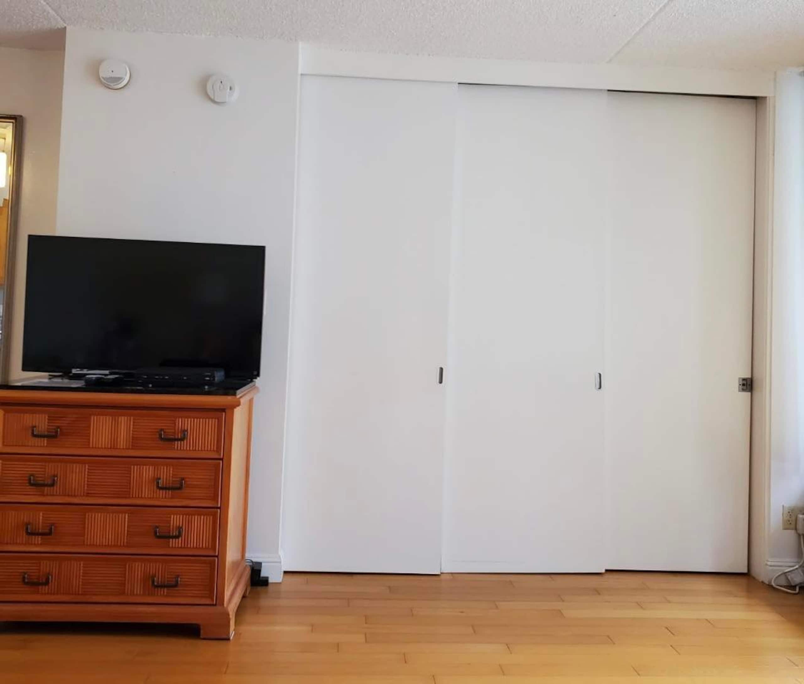 Condo in Honolulu · ★4.65 · 1 bedroom · 3 beds · 1 shared bath - Image 2