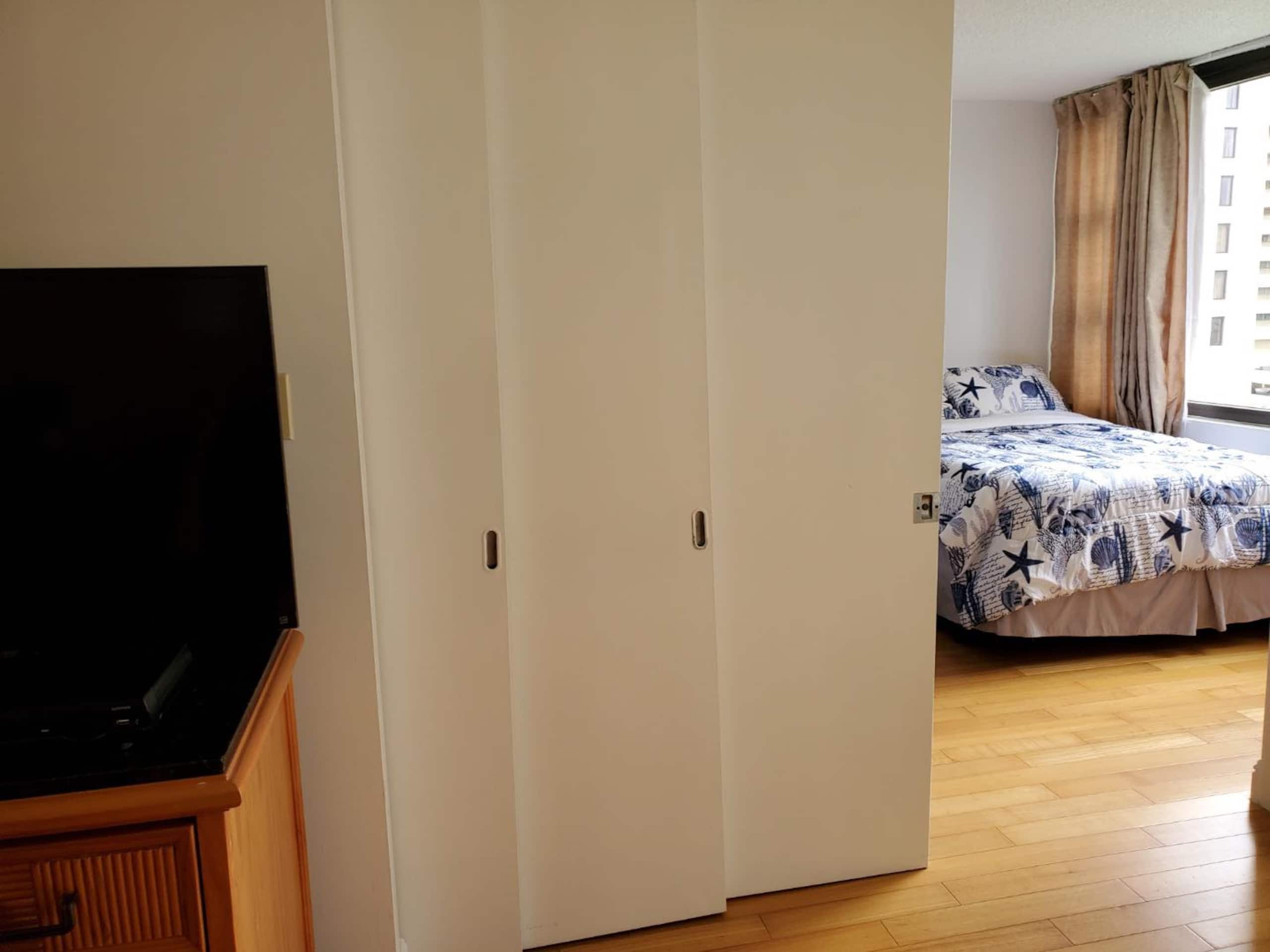 Condo in Honolulu · ★4.65 · 1 bedroom · 3 beds · 1 shared bath - Image 5