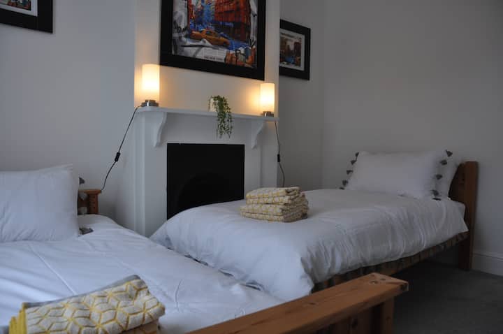 ไม่ว่าคุณจะเป็นเพื่อนเจ้าบ่าวพี่น้องหรือไม่ได้นอนกอดเตียงแฝดแสนสบายเหล่านี้ก็ช่วยคุณได้