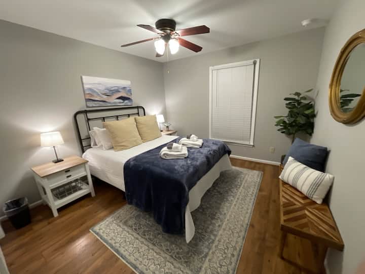 Segundo dormitorio con cama tamaño queen en la planta principal