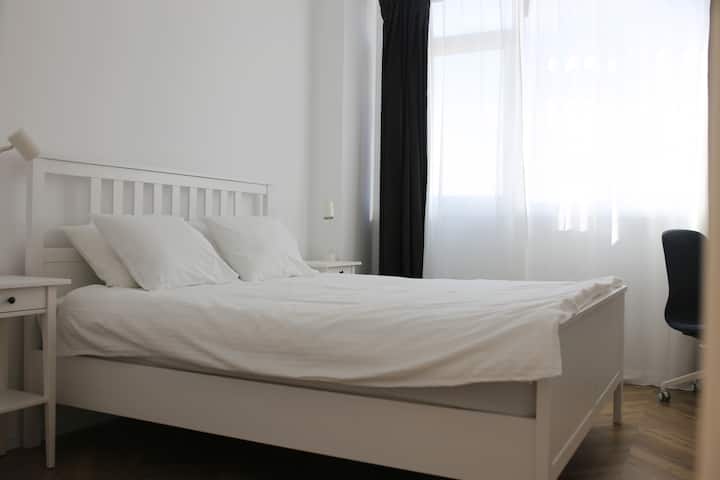 Krevat i rehatshëm dhe dritë e madhe!