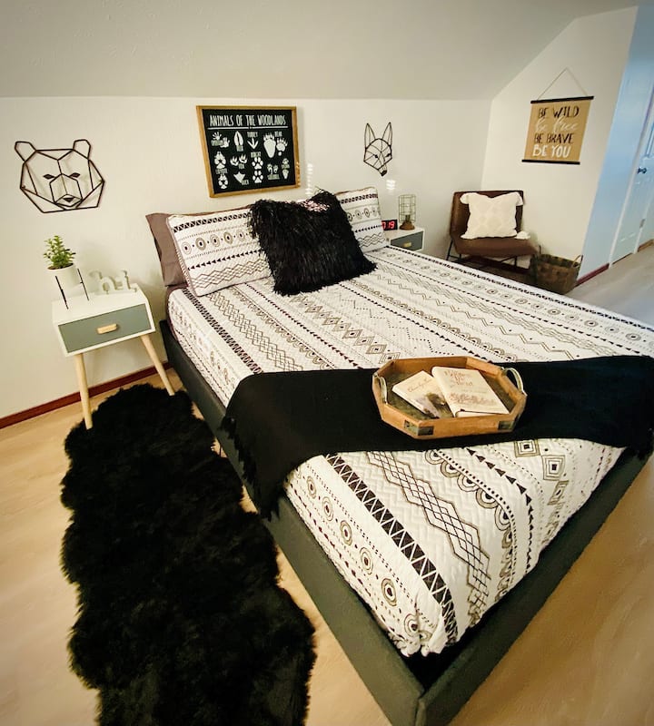ห้องนอนชั้นบนที่สนุกสนานและอบอุ่นเข้าถึงได้ด้วยบันไดด้านนอกที่ด้านหน้าของห้องโดยสารเท่านั้น มีอ่างอาบน้ำส่วนตัวขนาดเล็ก เราขอให้เด็กเล็กหรือผู้ใหญ่ที่มีปัญหาการเคลื่อนไหวใช้ห้องนอนนี้เนื่องจากบันได