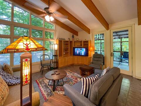 Top performing Airbnb: Helen Riverside Retreat-Walk to Alpine Helen in Helen