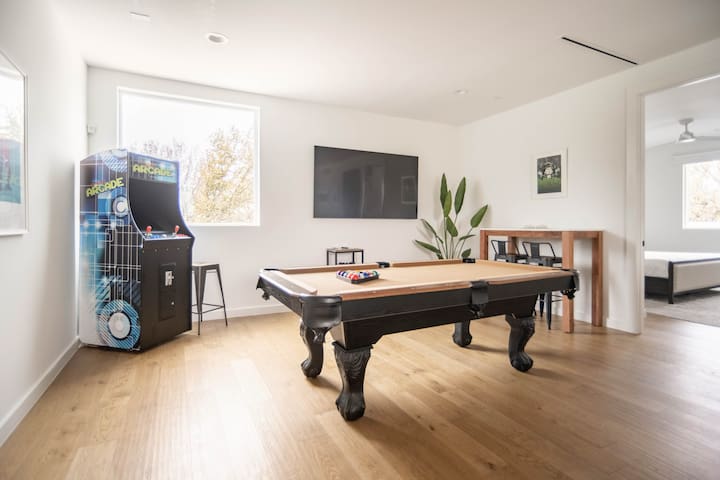 A Higher Frequency Off Henderson gallery image 2