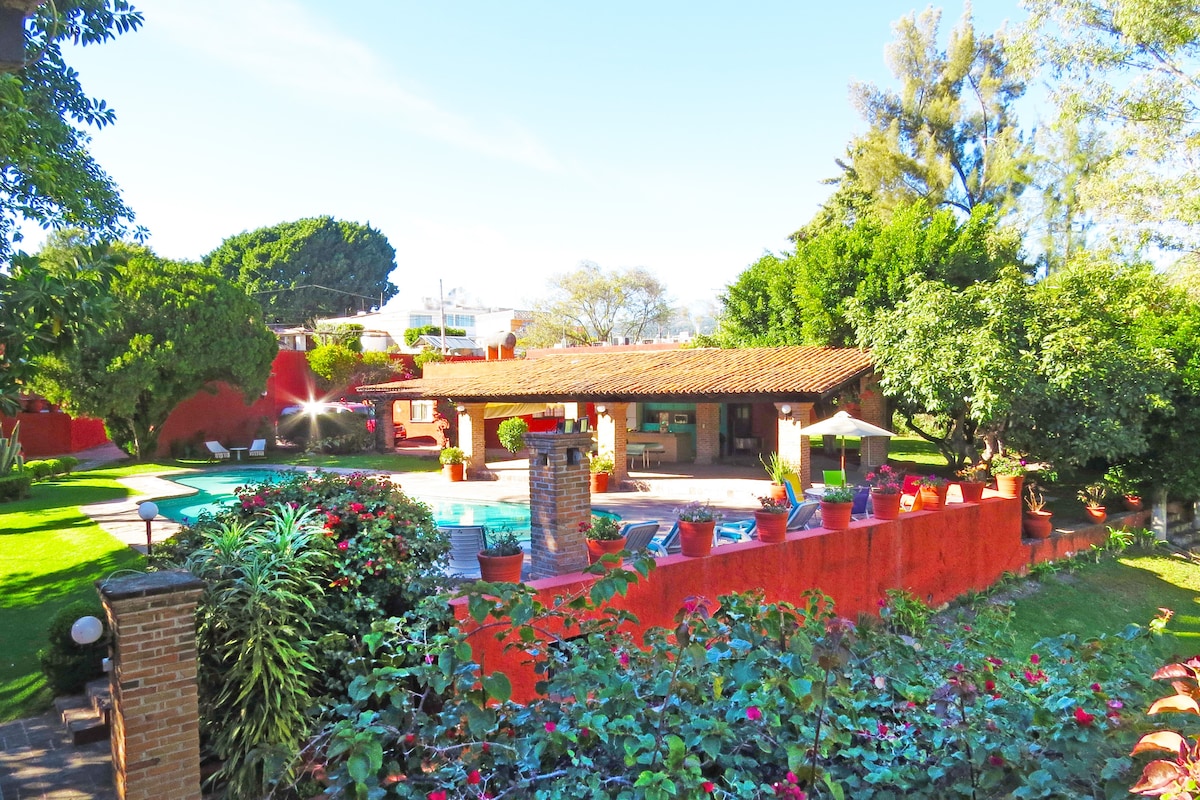 Top Airbnb: Villa with a swimming pool and soccer field en Ixtapan De La Sal