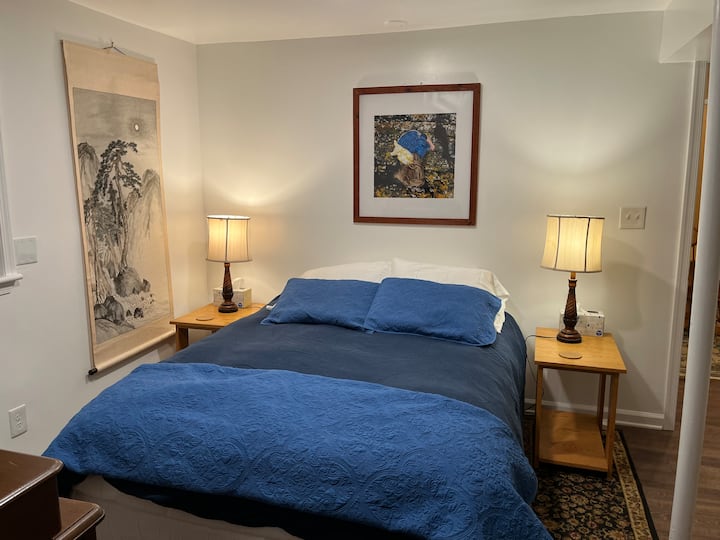 Los dormitorios principales son un dormitorio con una cama tamaño queen cubierta por un edredón.  La habitación está decorada con buen gusto con dos mesas finales y lámparas.  