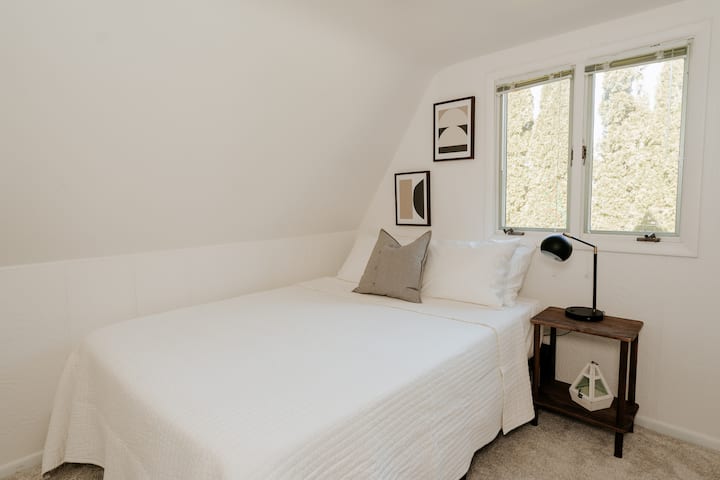 Private Queen Bedroom on Loft