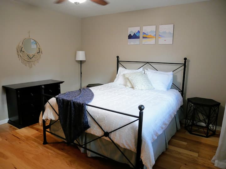 Средна спалня с двойно легло и голям гардероб. 