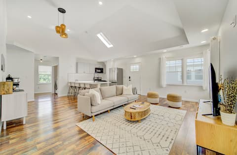 Clean & Modern 2 bdrm w/king bed! Prime location!