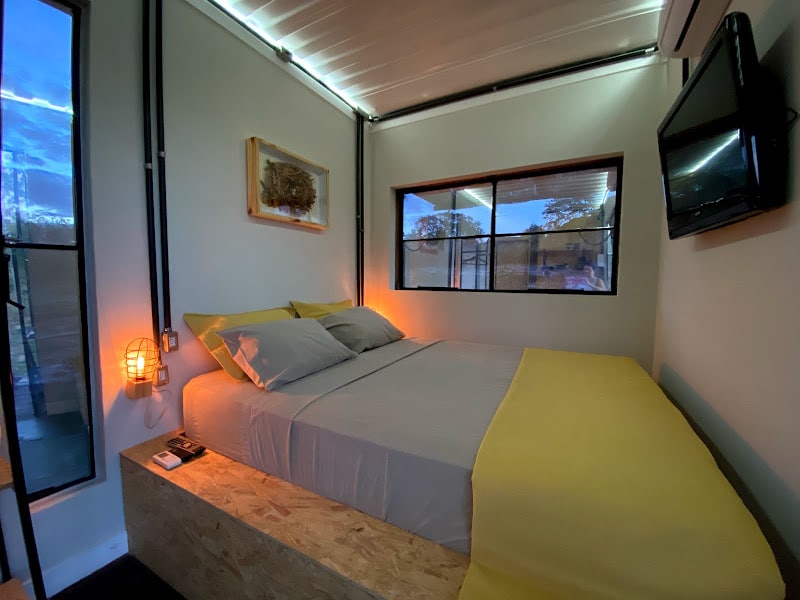 Bračni krevet (160x200) s pomoćnim krevetom za jednu osobu i neizravnom rasvjetom.