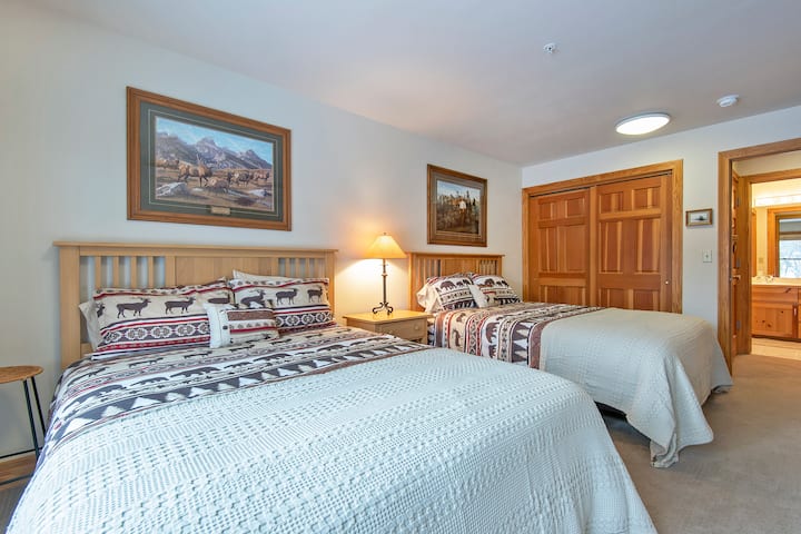 Druga spavaća soba ima 2/bračni krevet (160x200), TV sa satelitskim programima i udaljena je nekoliko koraka od kupaonice preko puta hodnika.