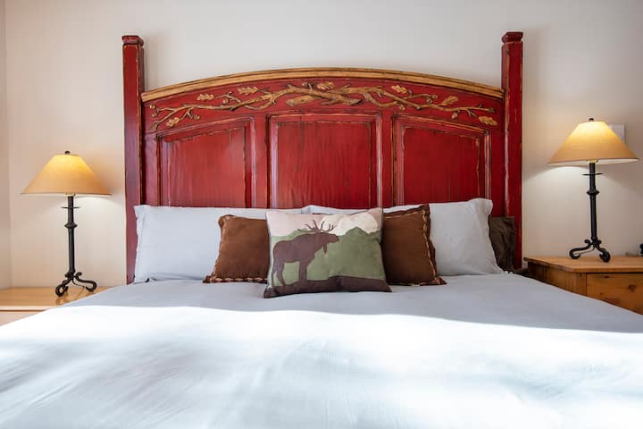 Bračni krevet (180x200), privatna kupaonica i pristup terasi u glavnoj spavaćoj sobi. Super udoban madrac, kožna stolica za čitanje i TV postavljaju scenu za dobar noćni odmor nakon napornog dana igranja.