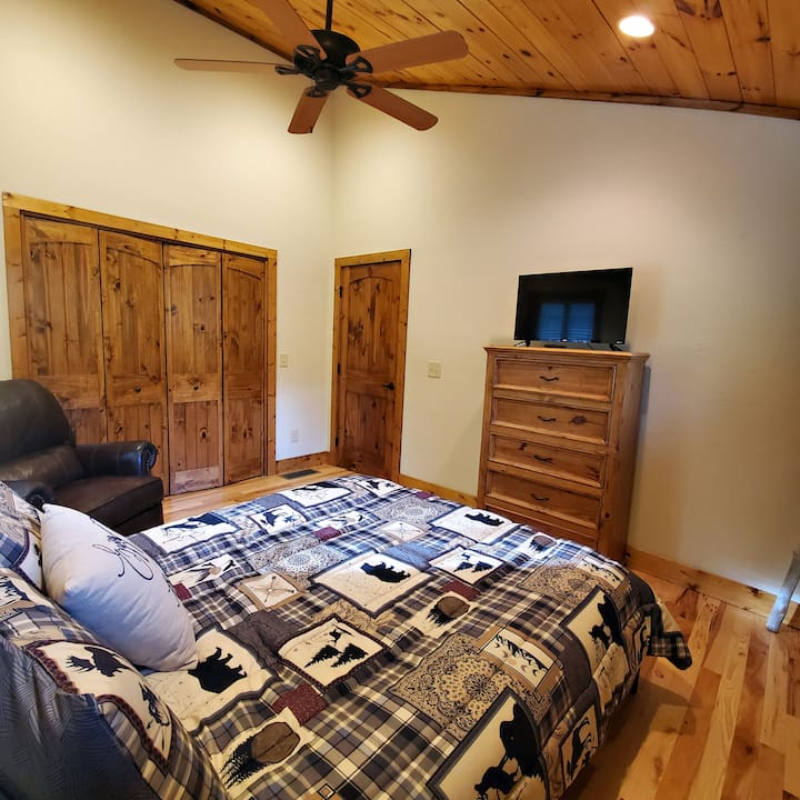 Bedroom 3: Queen bed, recliner, Smart TV. 