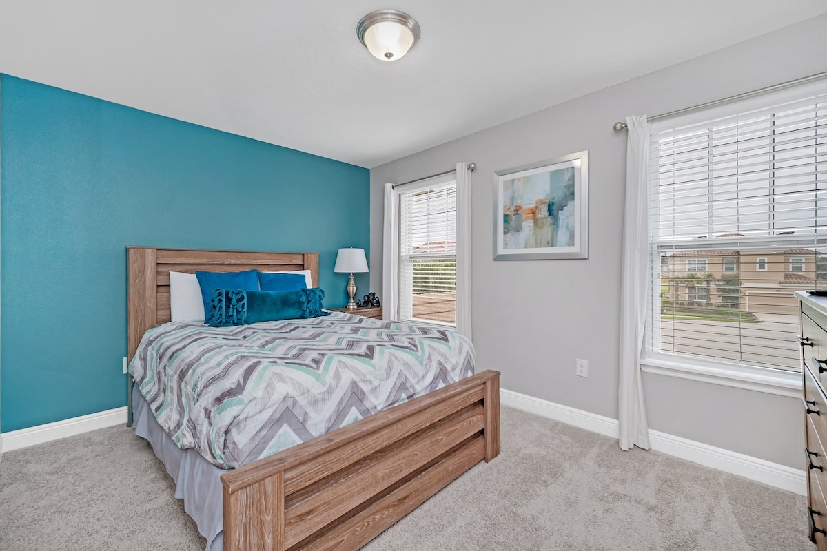 带电视的标准双人床卧室。 Jack和Jill的卫生间。