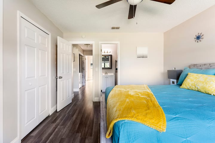 Čisté, pohodlné, priestranné a pokojné! Veľká manželská posteľ s dostatkom miesta, aby ste sa cítili ako doma. 
REZERVUJTE SI EŠTE DNES!