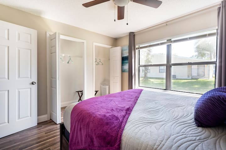 Uvoľnite sa v tejto krásnej tichej a pohodlnej spálni. Matrac je starostlivo vybraný a skontrolovaný na všetky vaše najpohodlnejšie polohy na spanie. Príďte zažiť krásne rána na Floride.
REZERVUJTE TERAZ!!